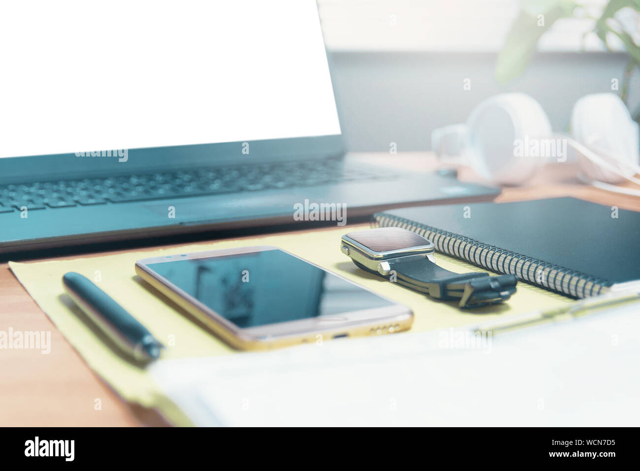 Leer Laptop Bildschirm für Mock up Projekt ein Business Office Holz- Desktop. Papierkram und eine mobile mit leeren Kopie Platz für Editor's Text. Stockfoto
