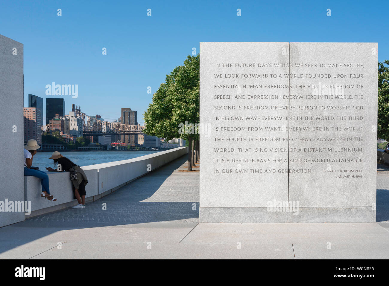 Vier Freiheiten Park, Ansicht im Sommer der FDR Erklärung Monument, das sich in der Franklin D Roosevelt vier Freiheiten Park, New York City, USA Stockfoto