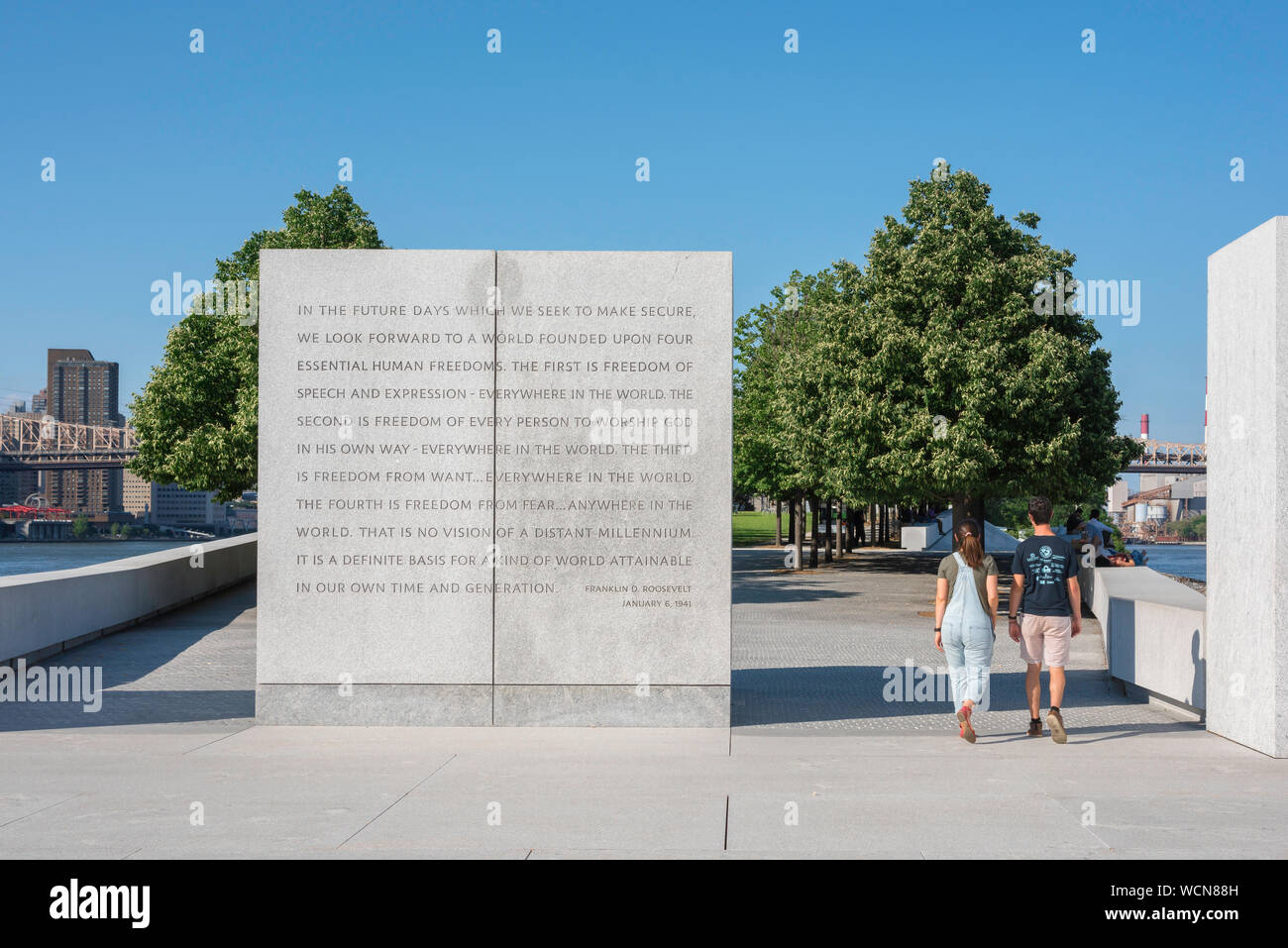 Roosevelt Island Park, Ansicht im Sommer der FDR Erklärung Monument, das sich in der Franklin D Roosevelt vier Freiheiten Park, New York City, USA Stockfoto