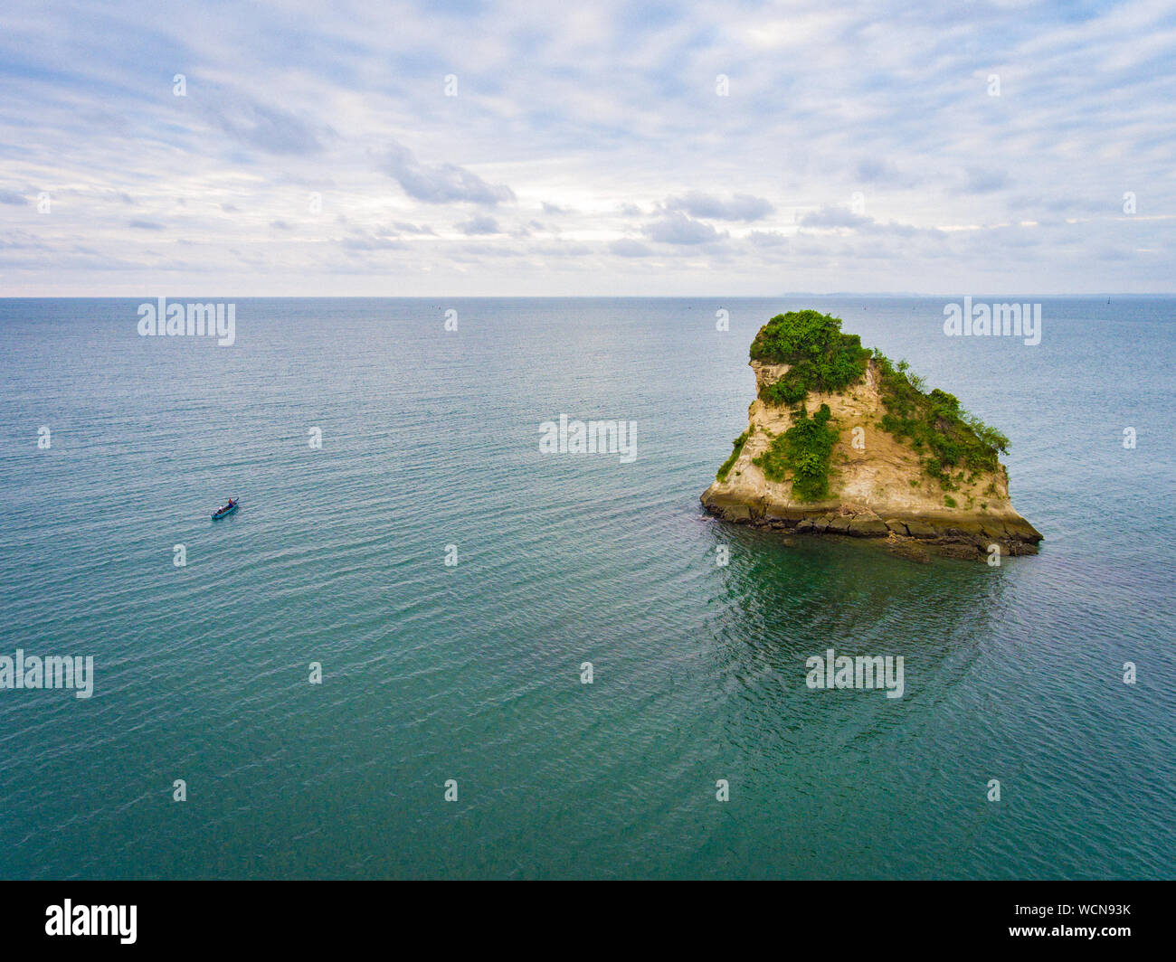 Die kleine Insel Quesillo und ein Boot im pazifischen Ozean vor der Tumaco Strand Stockfoto