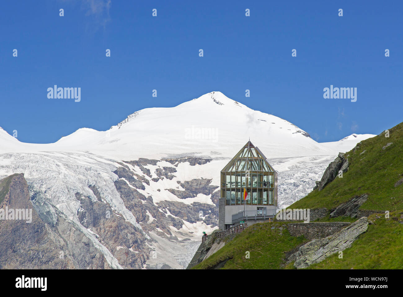 Großglockner und Swarovski Optik - oben der Kaiser-Franz-Josefs-Höhe entlang der Panoramaweg Kaiserstein im Nationalpark Hohe Tauern NP, Kärnten, Österreich Stockfoto