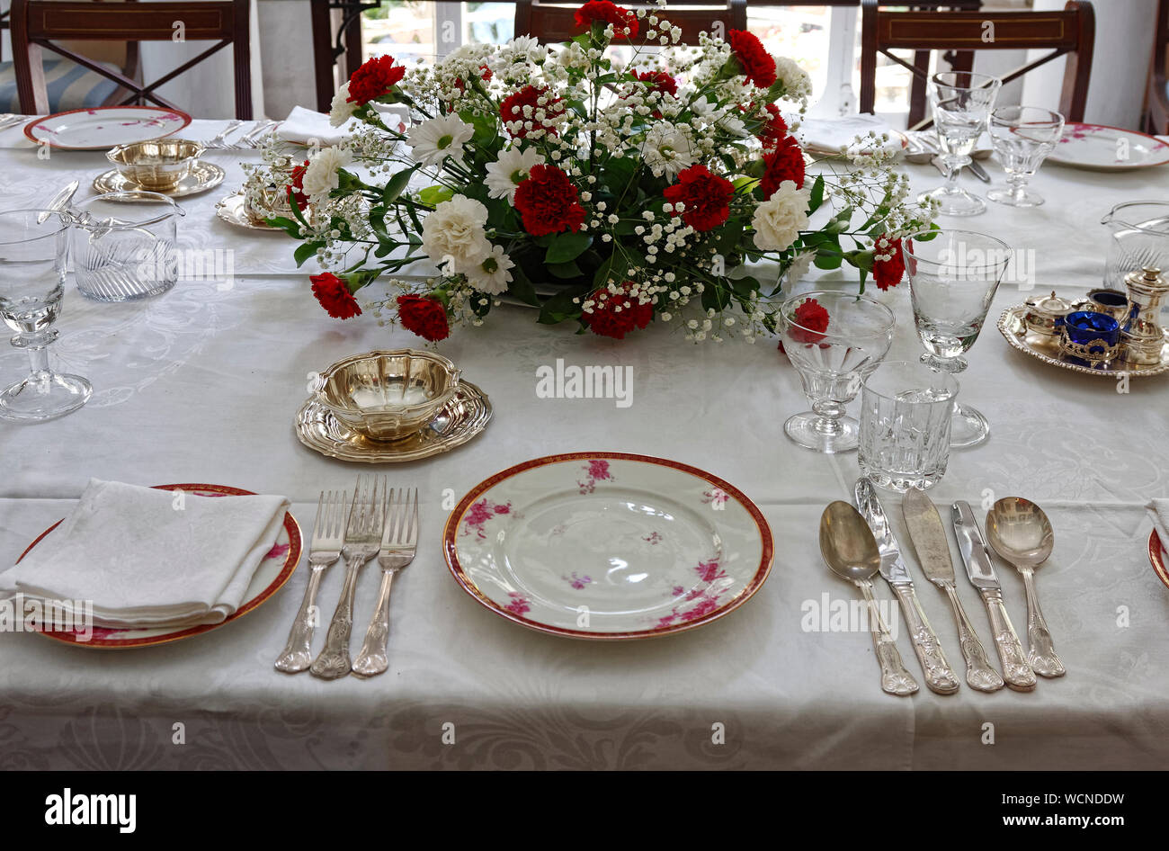Formale Esszimmer Tisch; Geschirr und Besteck; Blumen; Glaswaren, Casa Rocca Piccola; 16. Jahrhundert; Europa; Valletta; Malta; Feder; horizontal Stockfoto