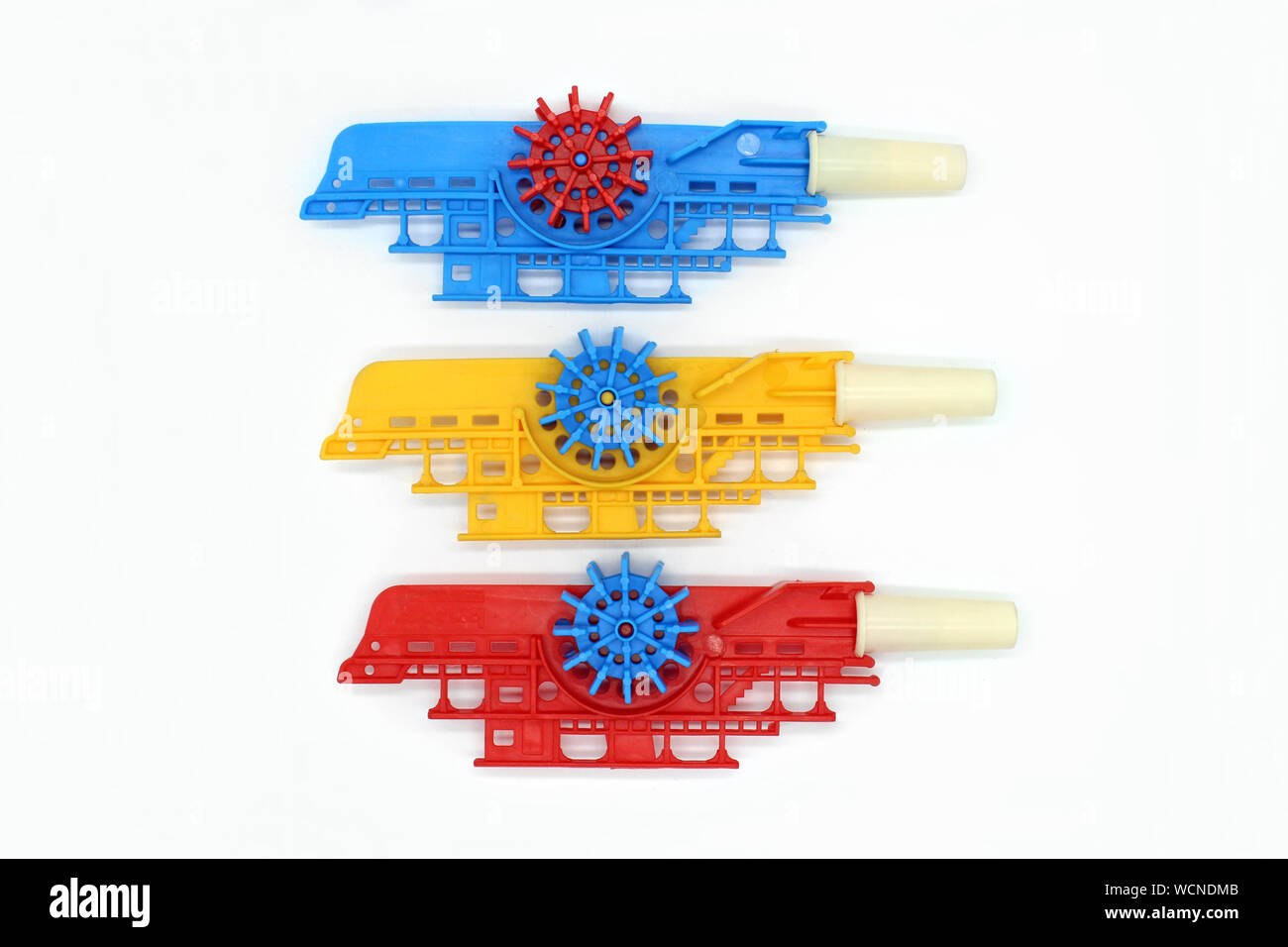 Kunststoff Spielzeug pfeife Flöte auf weißem Hintergrund Stockfoto