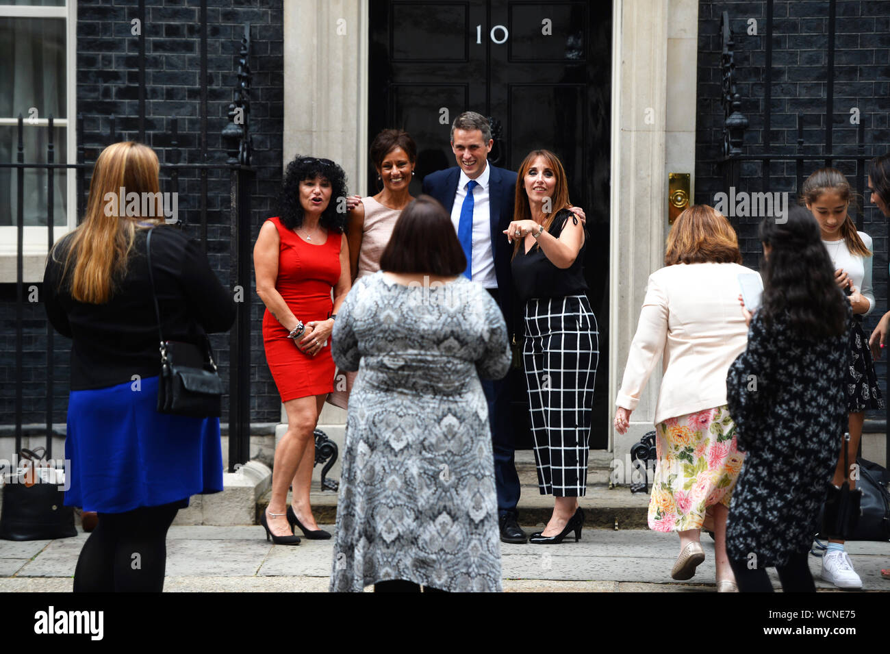 Gavin Williamson, der konservative Abgeordnete für South Staffordshire und der Staatssekretär für Bildung traf sich mit Frauen aus dem gesamten Spektrum der Bildung, Schüler zu Profis. Er posierte für Fotos mit Ihnen außerhalb 10 Downing Street, London. Stockfoto