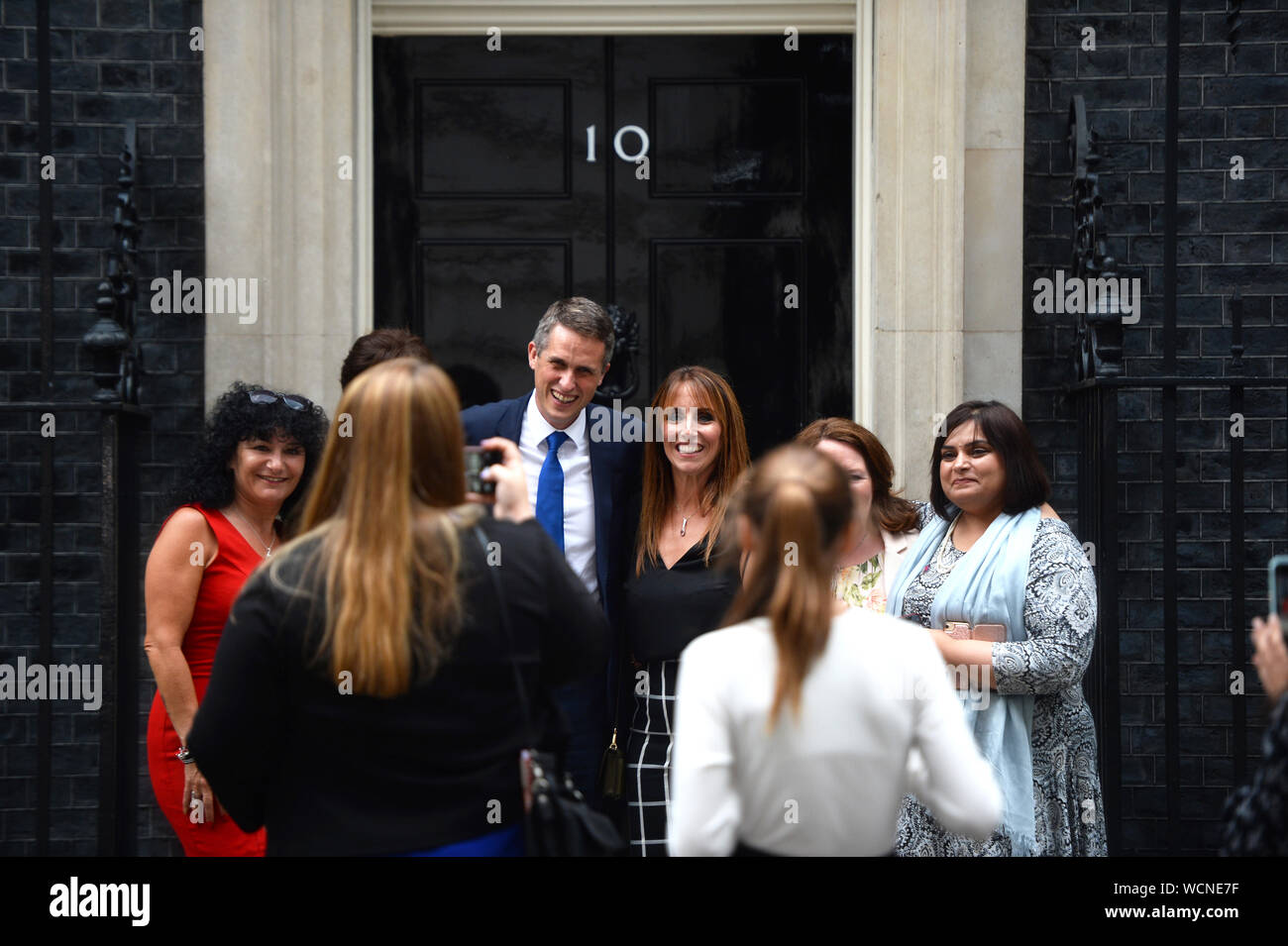 Gavin Williamson, der konservative Abgeordnete für South Staffordshire und der Staatssekretär für Bildung traf sich mit Frauen aus dem gesamten Spektrum der Bildung, Schüler zu Profis. Er posierte für Fotos mit Ihnen außerhalb 10 Downing Street, London. Stockfoto