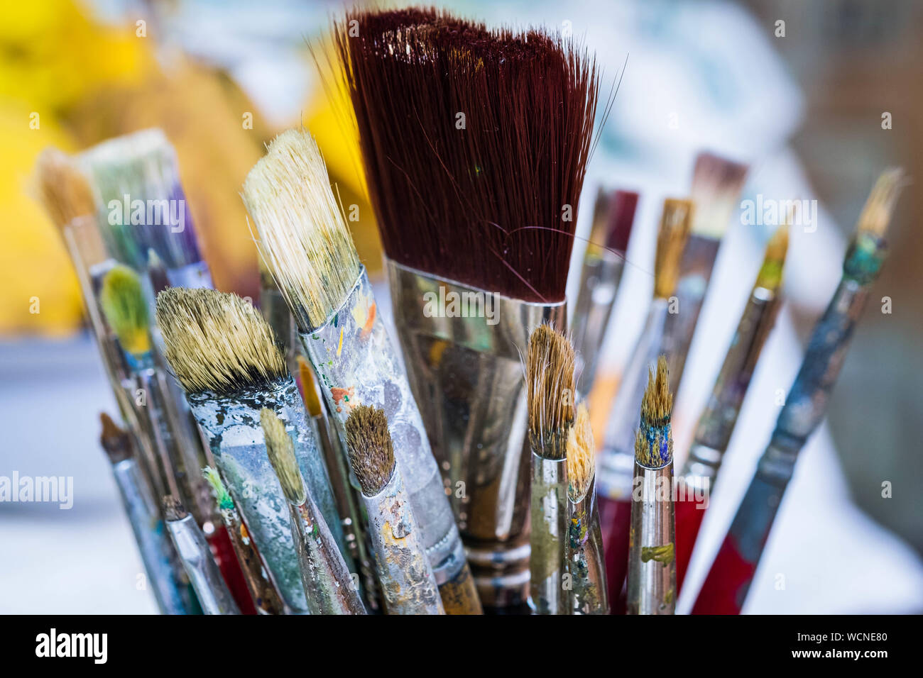 Der Maler verschiedene Pinsel für Acryl- und Ölfarbe Cognac Stockfoto