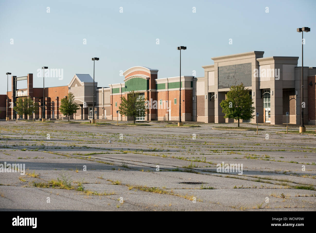 Eine Reihe von geschlossenen und Einzelhandel verlassen in einer verlassenen Einkaufszentrum in Garfield Heights, Ohio am 12. August 2019 Stockfoto