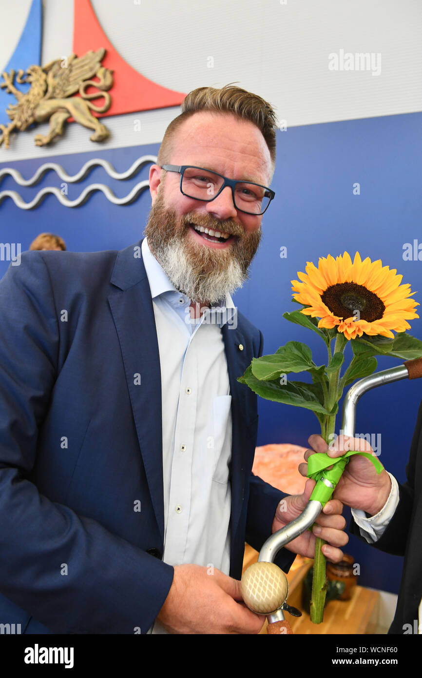 Rostock, Deutschland. 28 Aug, 2019. Der Däne Claus Rühe Madsen (nicht-Partei) ist der neue Oberbürgermeister der Stadt Rostock. Er ist der erste Bürgermeister einer Großstadt mit mehr als 200.000 Einwohnern ohne deutschen Pass. Madsen will in sein Büro am 09/02/2019 zu verschieben. Quelle: Stefan Sauer/dpa-Zentralbild/dpa/Alamy leben Nachrichten Stockfoto