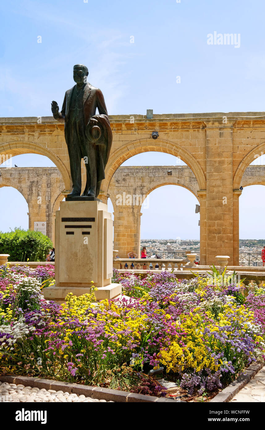 Oberen Barracca Gärten, obere Stufe der Heiligen Peter und Paul Bastio, 1560 s, Garten, bunte Blumen, Herrn Strickland Statue, Kunst im öffentlichen Raum, Bögen, Outlook, E Stockfoto