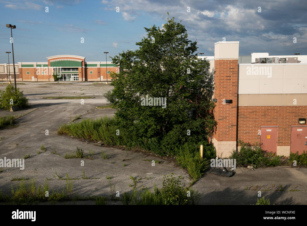 Eine Reihe von geschlossenen und Einzelhandel verlassen in einer verlassenen Einkaufszentrum in Garfield Heights, Ohio am 12. August 2019 Stockfoto