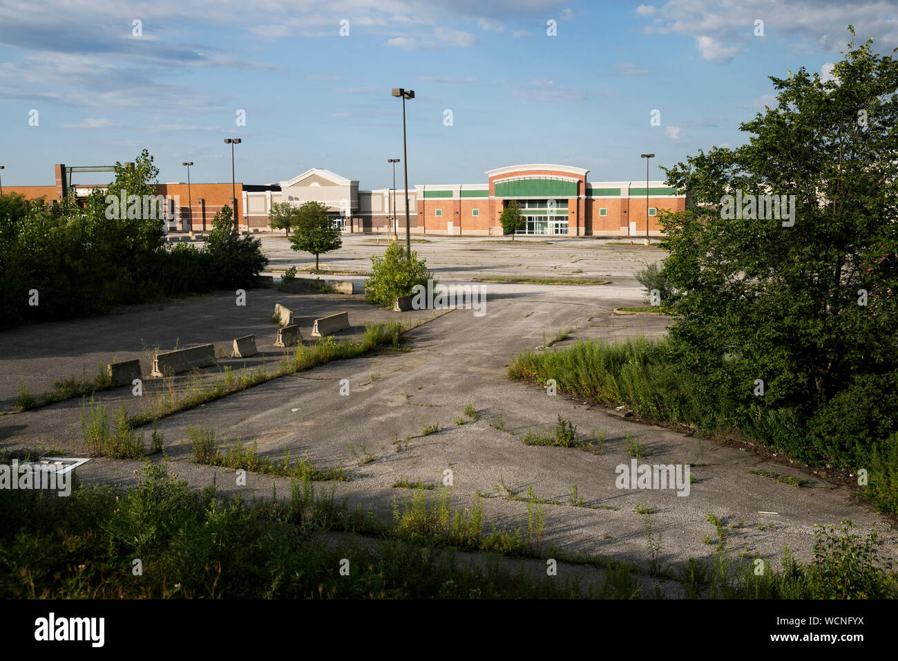 Eine Reihe von geschlossenen und Einzelhandel verlassen in einer verlassenen Einkaufszentrum in Garfield Heights, Ohio am 12. August 2019 Stockfoto
