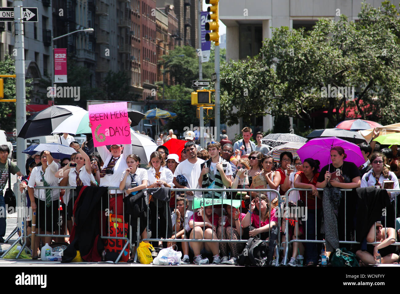 NEW YORK, NY - 11. JULI 2011: Menschen warten auf Harry Potter und die tödliche Mulden Teil 2 Nordamerika Premiere in der Nähe von Lincoln Theeatre Stockfoto