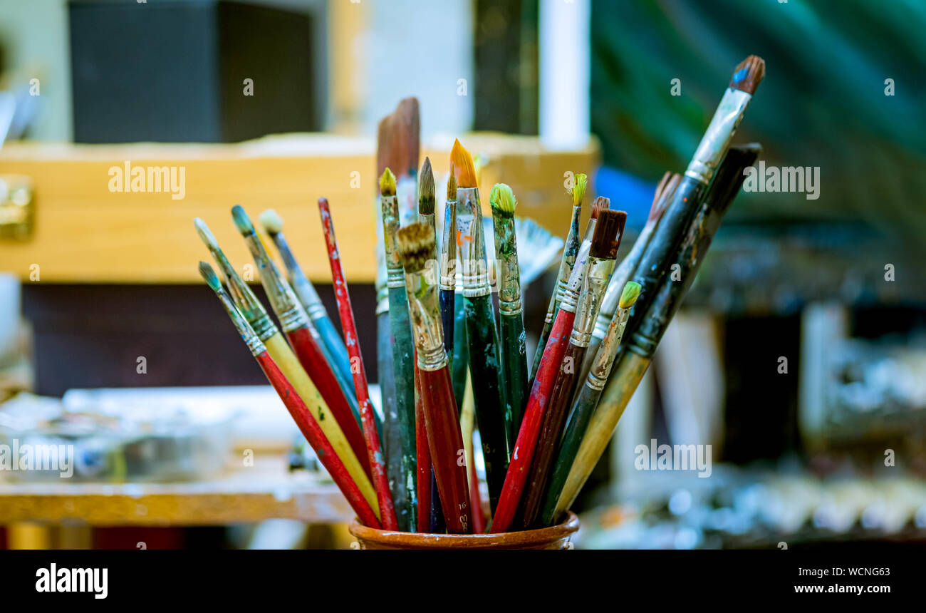 Der Maler verschiedene Pinsel für Acryl- und Ölfarbe Cognac Stockfoto