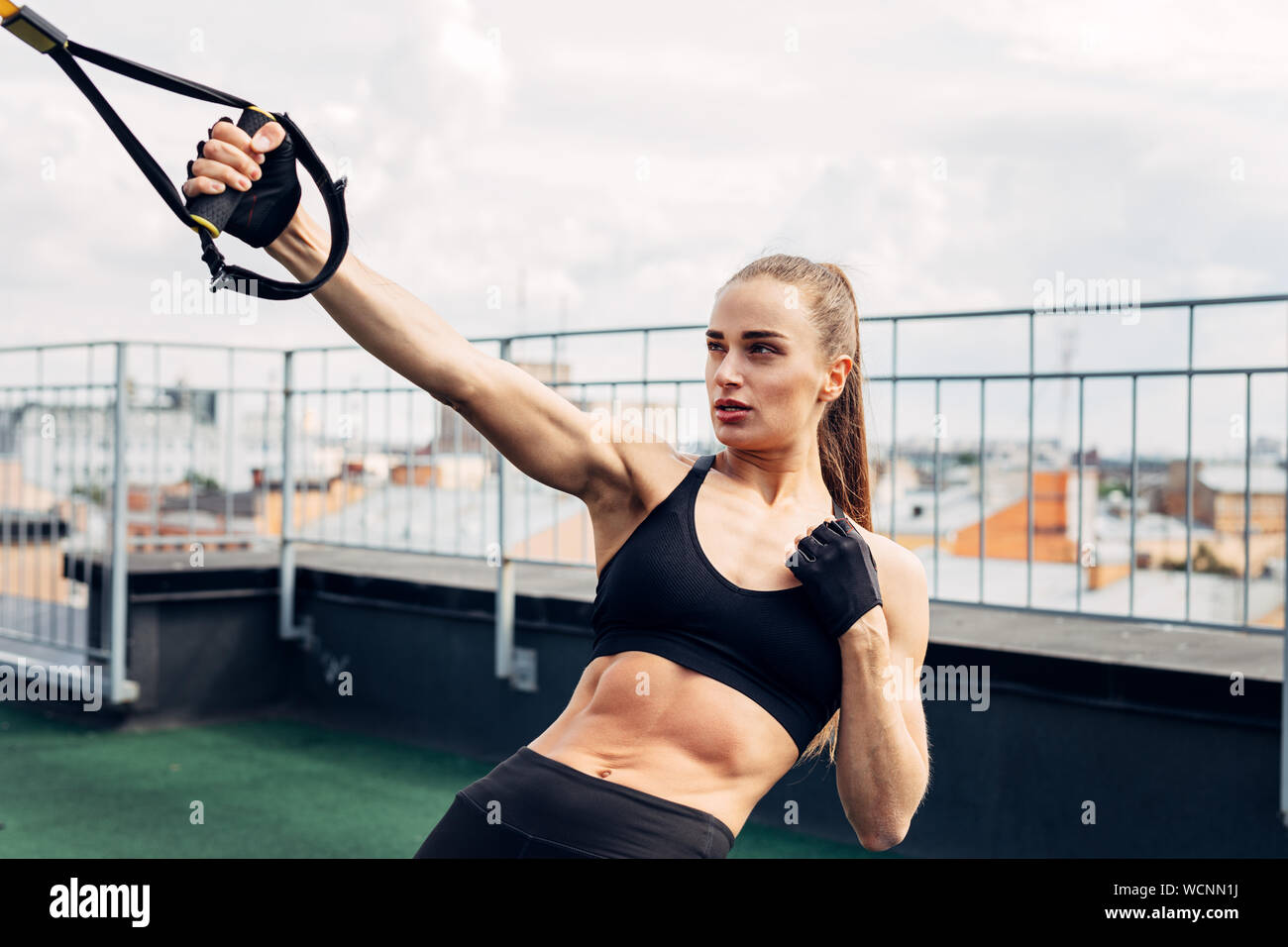 Frau tun Push-ups mit Fitness Gurt im Freien Stockfoto