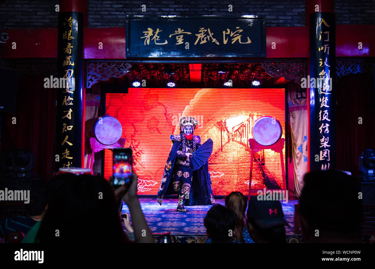 Chengdu, China - Juli 26, 2019: Gesicht - Ändern von Sichuan Chinesische Oper Theater Stunt Show auf der Bühne in Chengdu, China Stockfoto