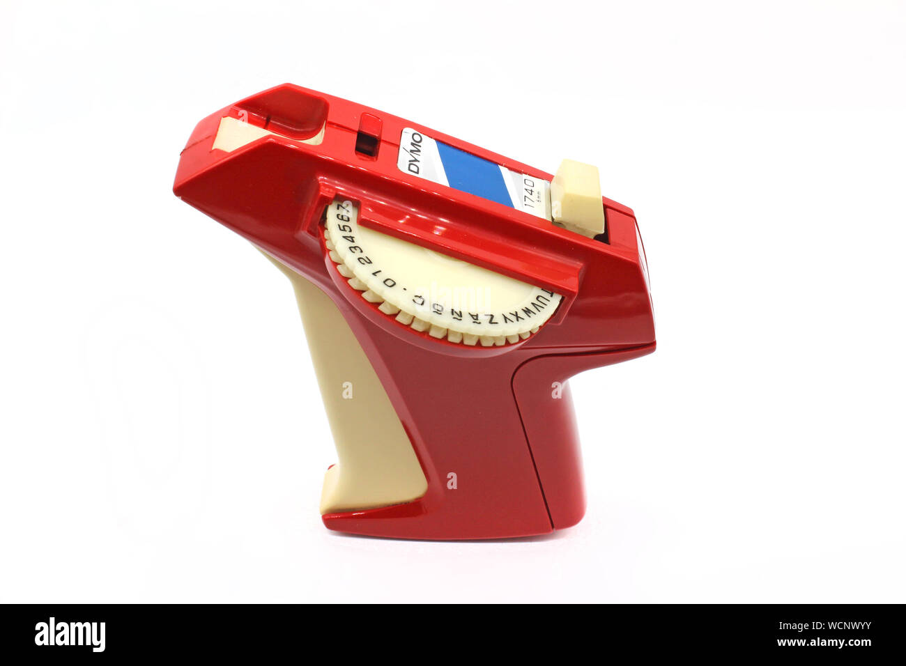Vintage Kunststoff Red DYMO Etikettenhersteller, isoliert auf weißem Hintergrund, Nahaufnahme Stockfoto