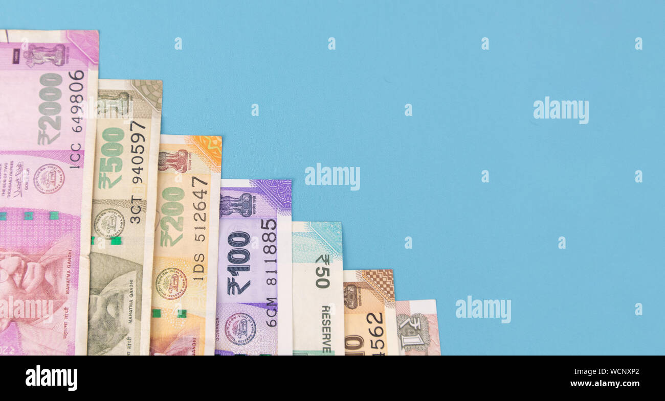 Konzept der Konjunkturabschwächung und Wirtschaftswachstum zeigen mit der indischen Währung Noten in absteigender Reihenfolge nach Konfession. Stockfoto