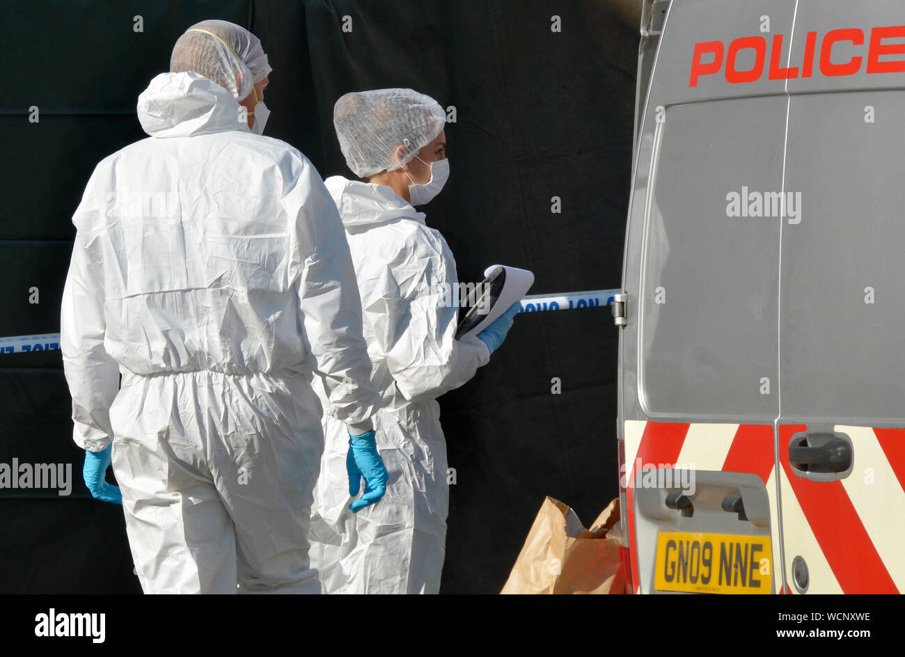 Maidstone, Kent, Großbritannien. Polizei Absperren der Innenstadt auf einem Sonntag Morgen während der forensischen Teams der Schauplatz von mehreren Messerstechereien über Nacht zu untersuchen. Stockfoto
