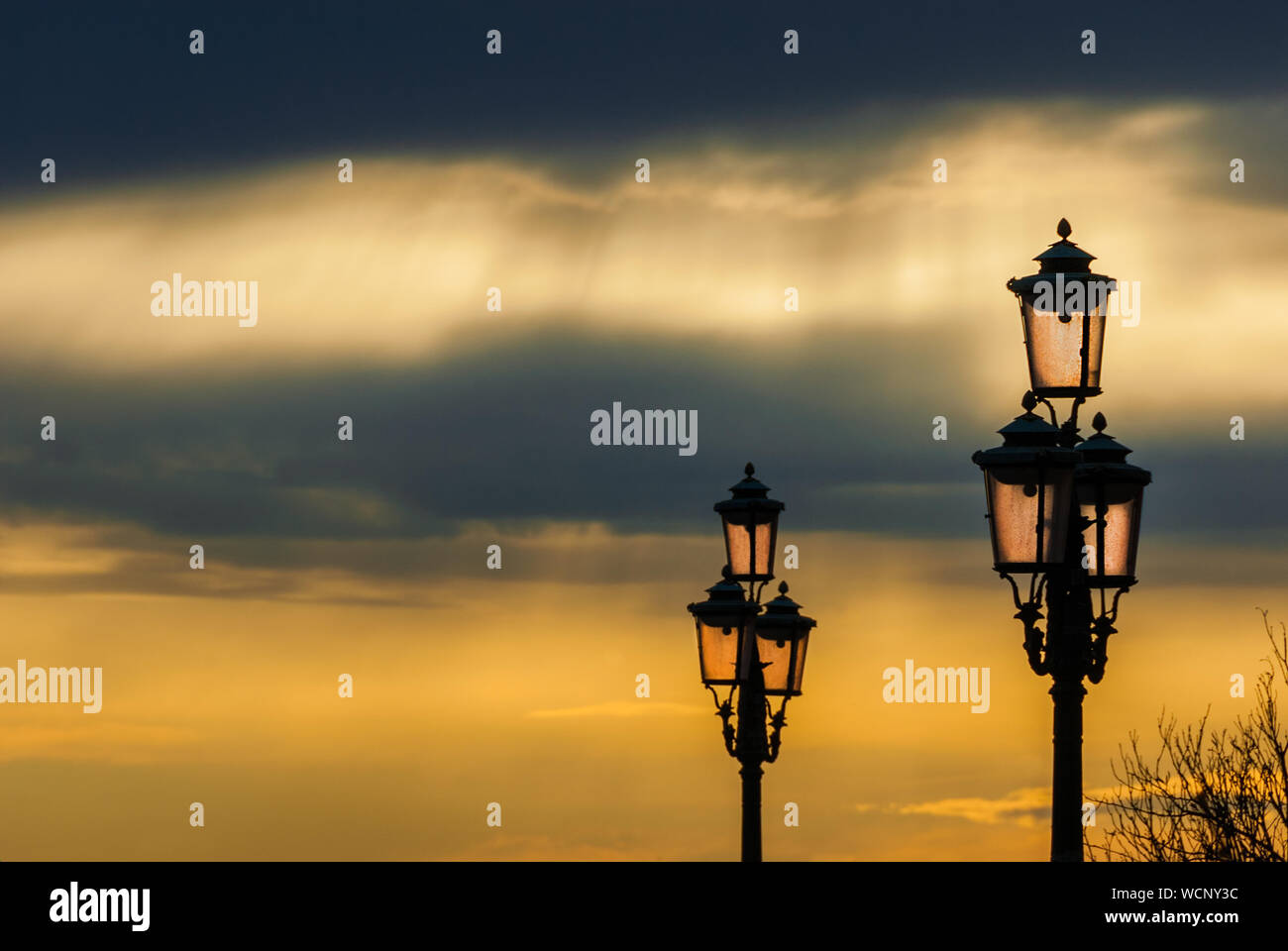 Alte traditionelle Venedig Straßenlaternen bei Sonnenuntergang in eine romantische und einzigartige Atmosphäre (mit Kopie Raum) Stockfoto