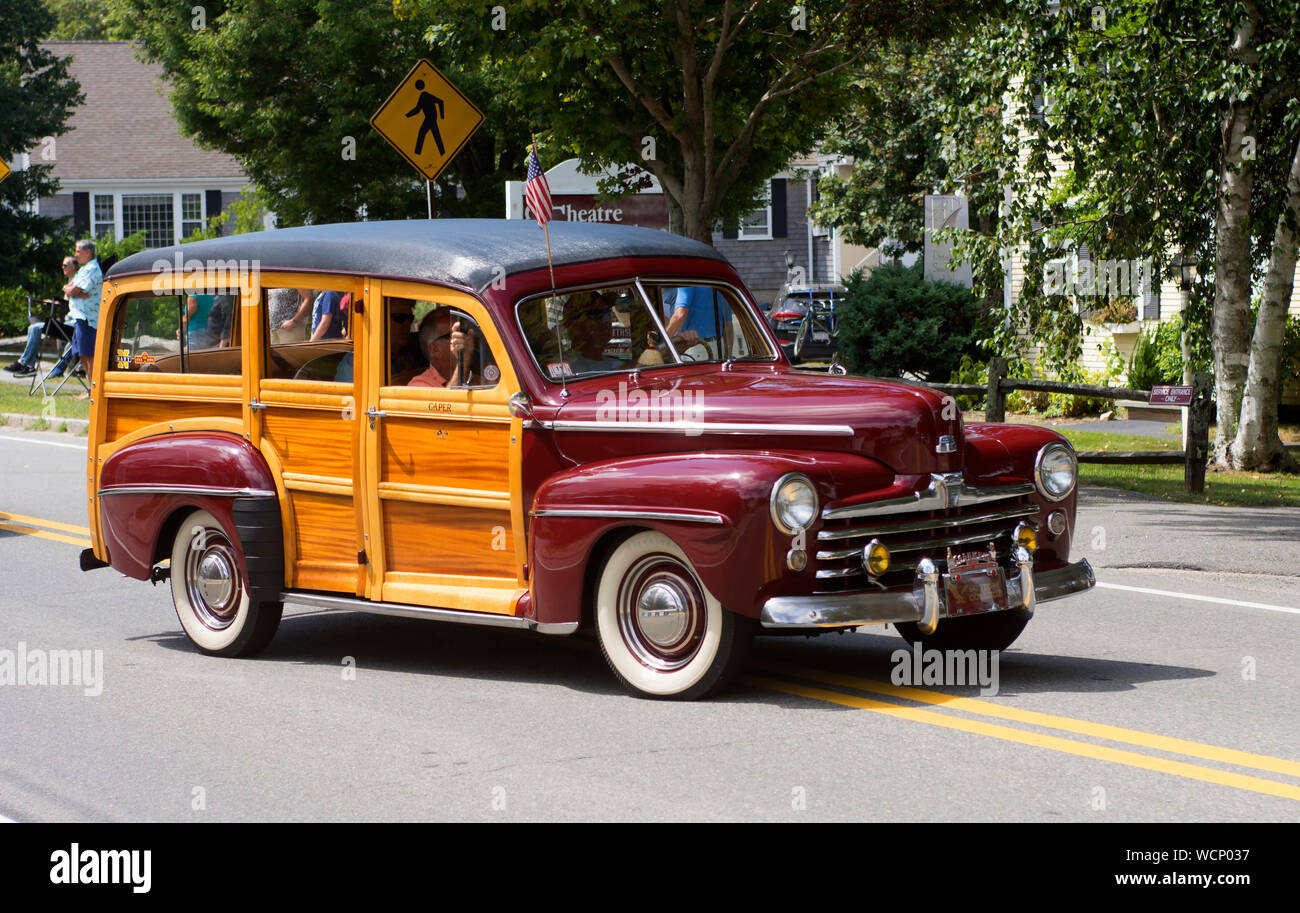 A 1947 Ford Woody Wagon in einem antiken Auto Parade auf Cape Cod. Stockfoto