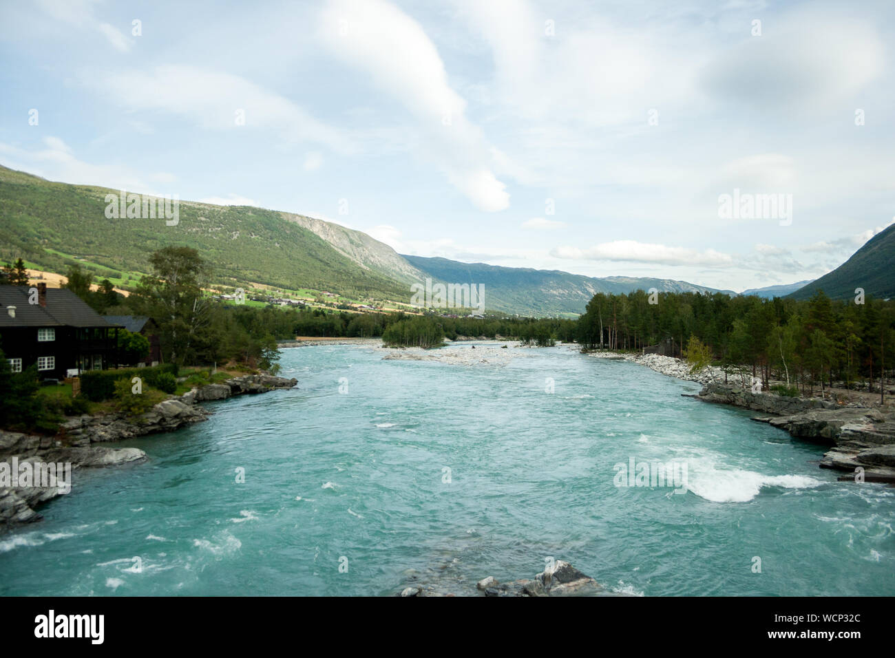 Schöne Landschaft rund um den Fluss in der Nähe von Otta Fossbergom, Garmo, Norwegen, Skandinavien Stockfoto