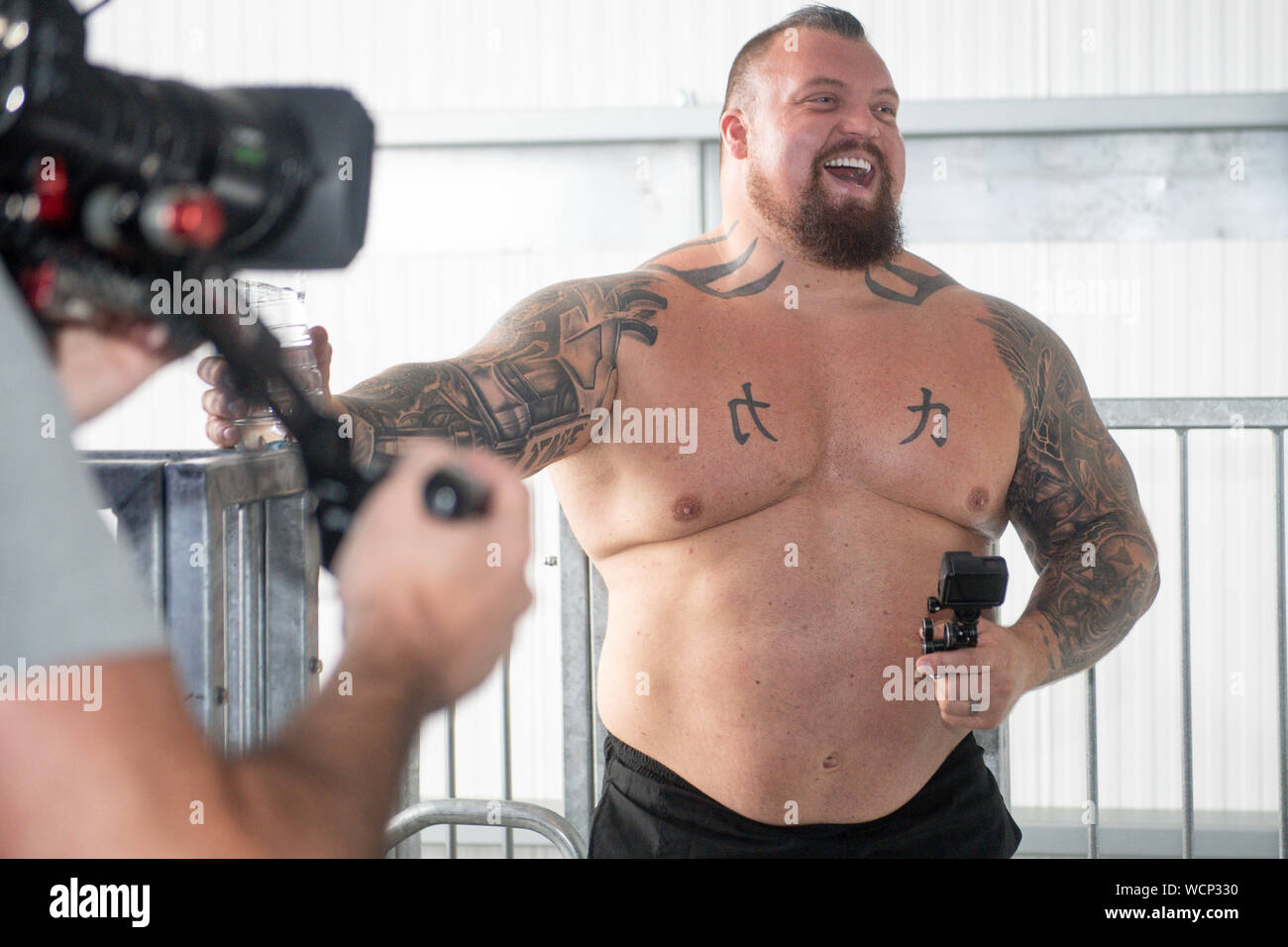 Die Ehemalige Welt Starkste Mann Eddie Hall Wahrend Der Eroffnung Der Hochste Und Schnellste Wasserrutsche In Uk Thunderbolt Waterworld In Stoke On Trent In Staffordshire Stockfotografie Alamy