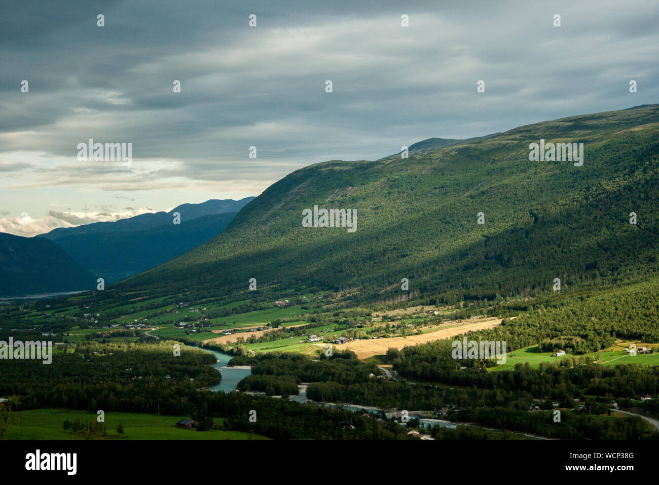 Schöne Landschaft rund um den Fluss in der Nähe von Otta Fossbergom, Garmo, Norwegen, Skandinavien Stockfoto