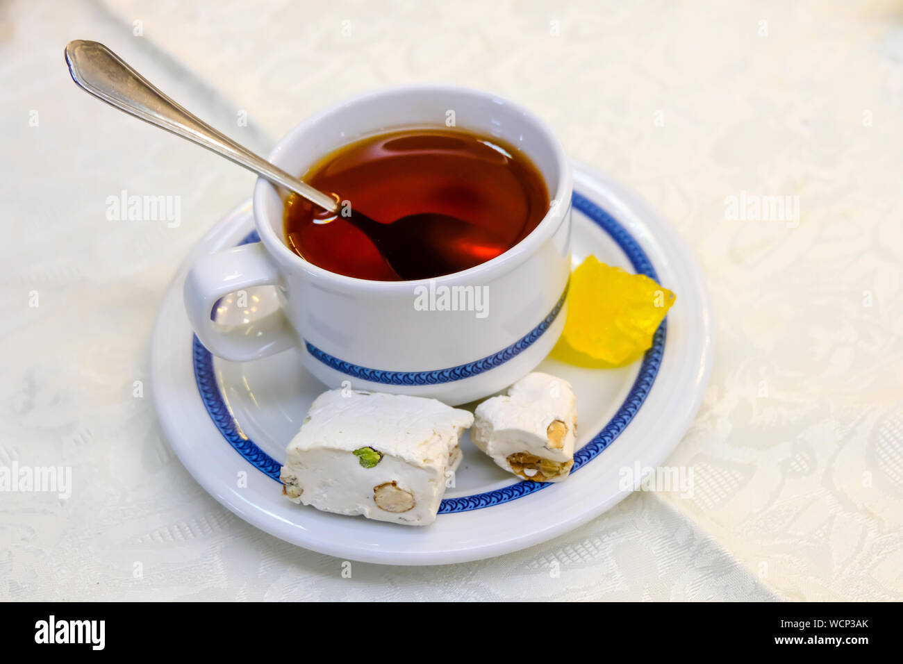 Tee und Süßigkeiten. Stockfoto