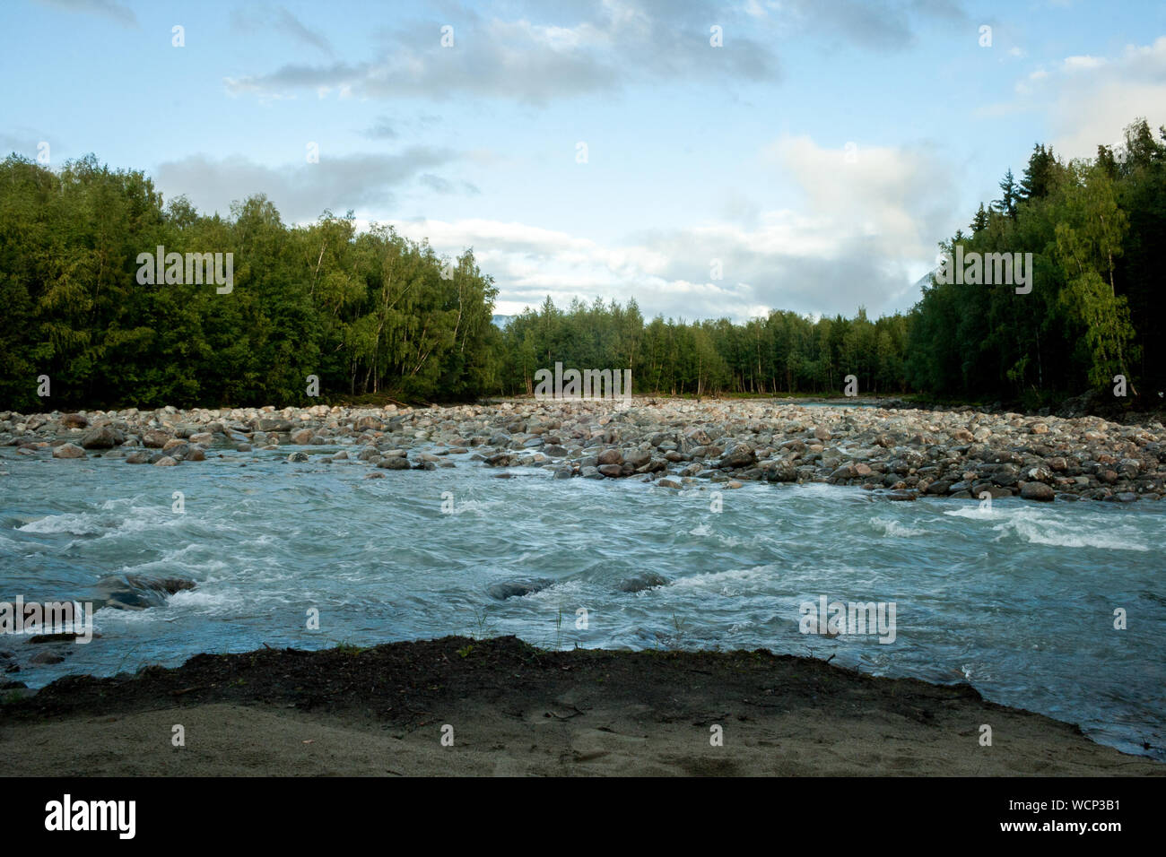 Schöne Landschaft rund um den Fluss in der Nähe von Otta Fossbergom, Garmo, Norwegen, Skandinavien Stockfoto