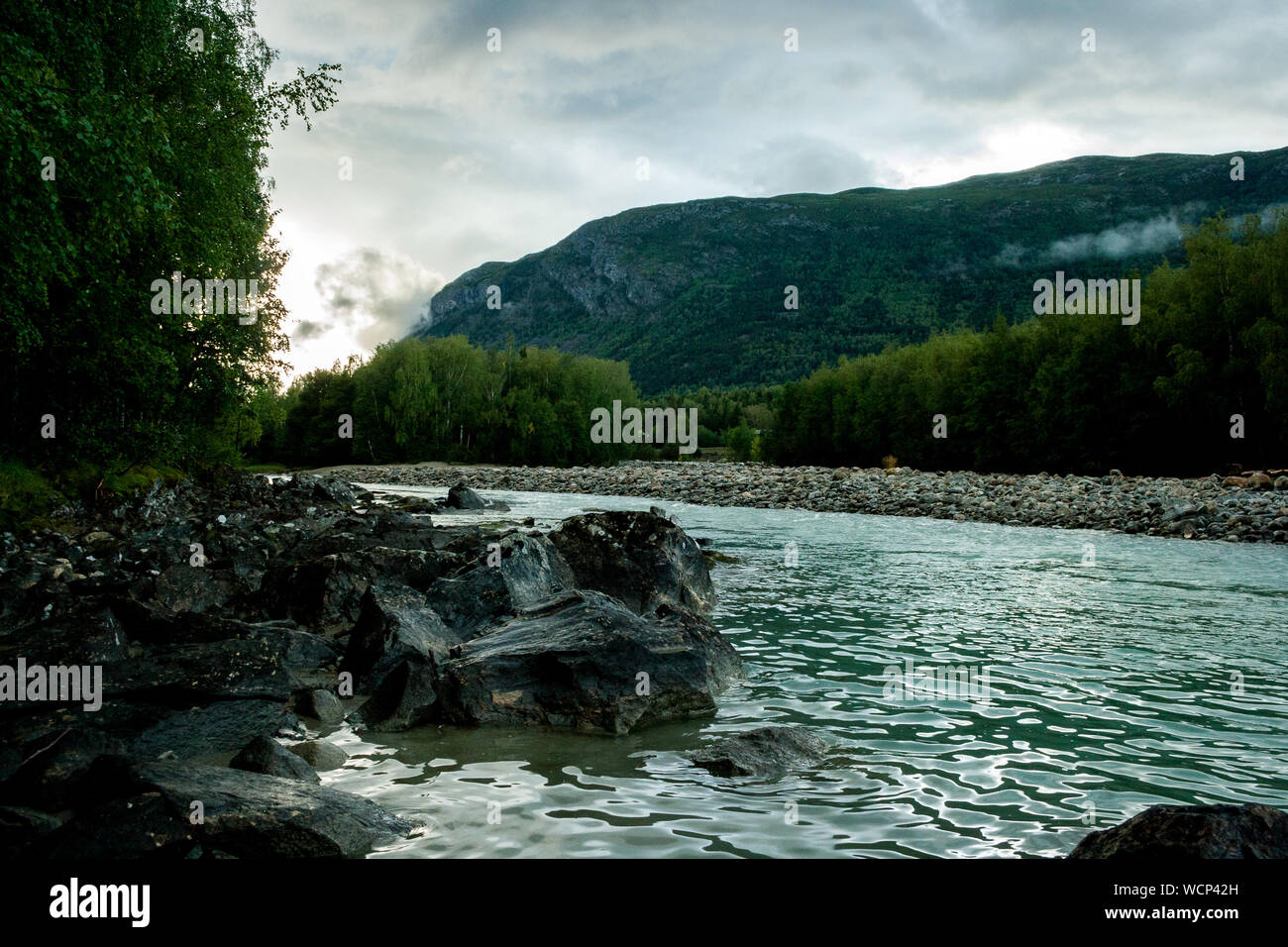 Schöne Landschaft rund um den Fluss in der Nähe von Otta Fossbergom, Garmo, Norwegen, Skandinavien Stockfoto