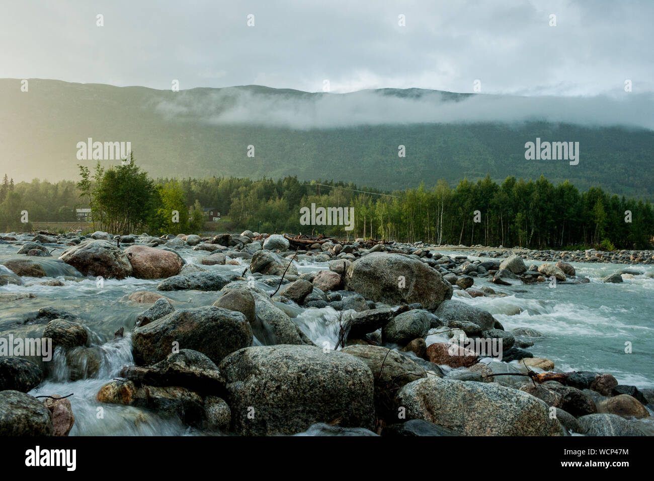 Schöne Landschaft rund um den Fluss in der Nähe von Otta Fossbergom, Garmo, Norwegen, Skandinavien Stockfoto