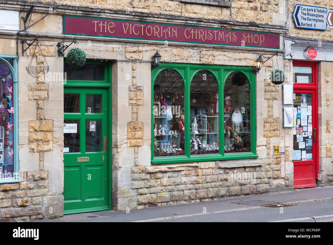 Der Viktorianische Weihnachten Shop. Bourton auf dem Wasser, Cotswolds, Gloucestershire, England Stockfoto