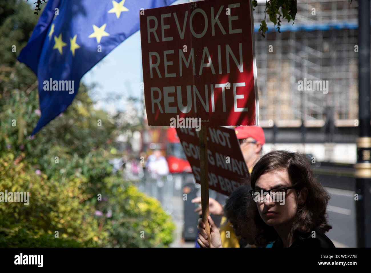 Anti Brexit Demonstranten schwenkten Plakate in Westminster, wie es angekündigt ist, dass Boris Johnson seine Anfrage an das Parlament von der Königin am 28. August 2019 in London, England, Vereinigten Königreich genehmigt auszusetzen gehabt hat. Die Ankündigung einer Aussetzung des Parlaments für etwa fünf Wochen vor der Brexit hat wütend bleiben Unterstützer, die vorschlagen, dies ist ein Finsterer Plan die Debatte über eine mögliche Kein Abkommen zu stoppen. Stockfoto
