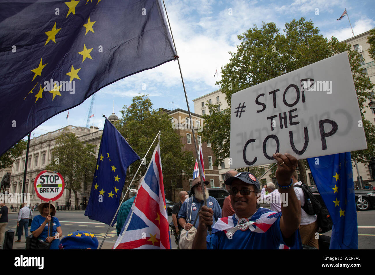 Anti Brexit Demonstranten schwenkten Fahnen der Europäischen Union außerhalb des Cabinet Office in Westminster, wie es angekündigt ist, dass Boris Johnson seine Anfrage an das Parlament von der Königin am 28. August 2019 in London, England, Vereinigten Königreich genehmigt auszusetzen gehabt hat. Die Ankündigung einer Aussetzung des Parlaments für etwa fünf Wochen vor der Brexit hat wütend bleiben Unterstützer, die vorschlagen, dies ist ein Finsterer Plan die Debatte über eine mögliche Kein Abkommen zu stoppen. Stockfoto