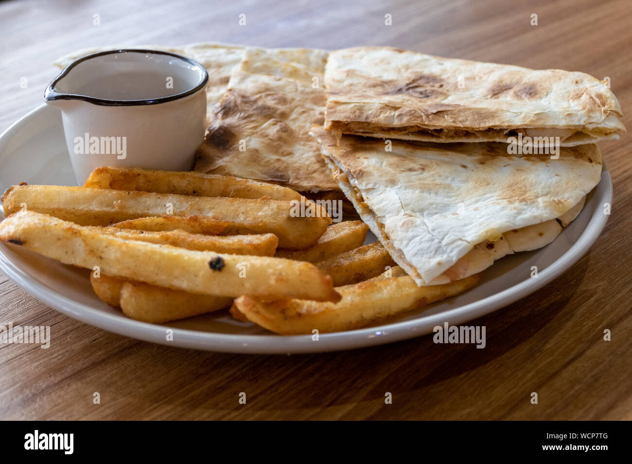 Quesadilla und Pommes frites auf Platte Stockfoto