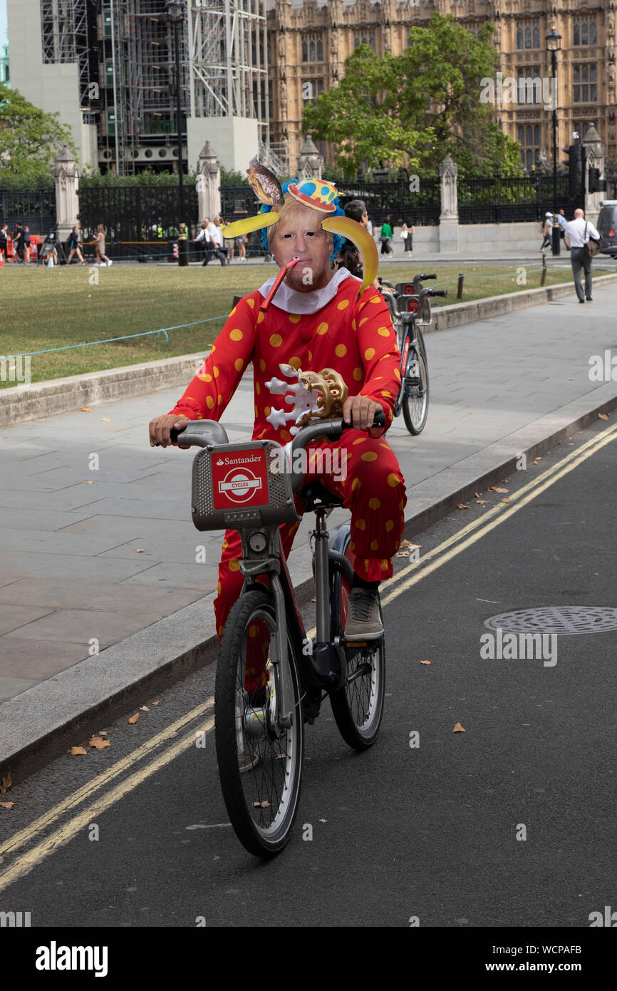 Anti Brexit Demonstrant verkleidet als Clown Version von Premierminister Boris Johnson beauftragt einen Boris Fahrrad in Westminster, wie es angekündigt ist, dass Boris Johnson seine Anfrage an das Parlament von der Königin am 28. August 2019 in London, England, Vereinigten Königreich genehmigt auszusetzen gehabt hat. Die Ankündigung einer Aussetzung des Parlaments für etwa fünf Wochen vor der Brexit hat wütend bleiben Unterstützer, die vorschlagen, dies ist ein Finsterer Plan die Debatte über eine mögliche Kein Abkommen zu stoppen. Stockfoto