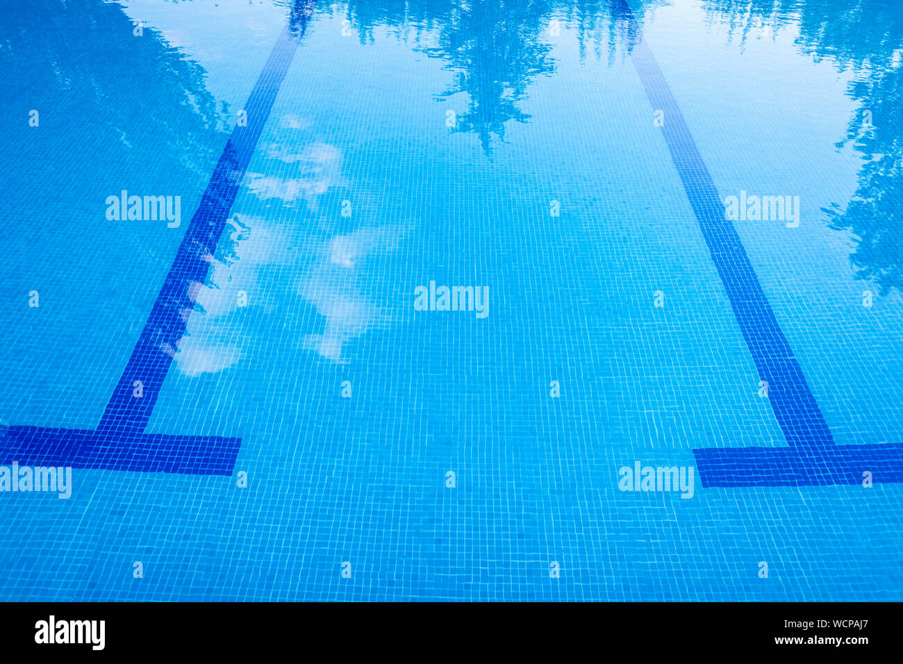 Markierungen an der Unterseite von einem Pool zu schwimmen. Stockfoto