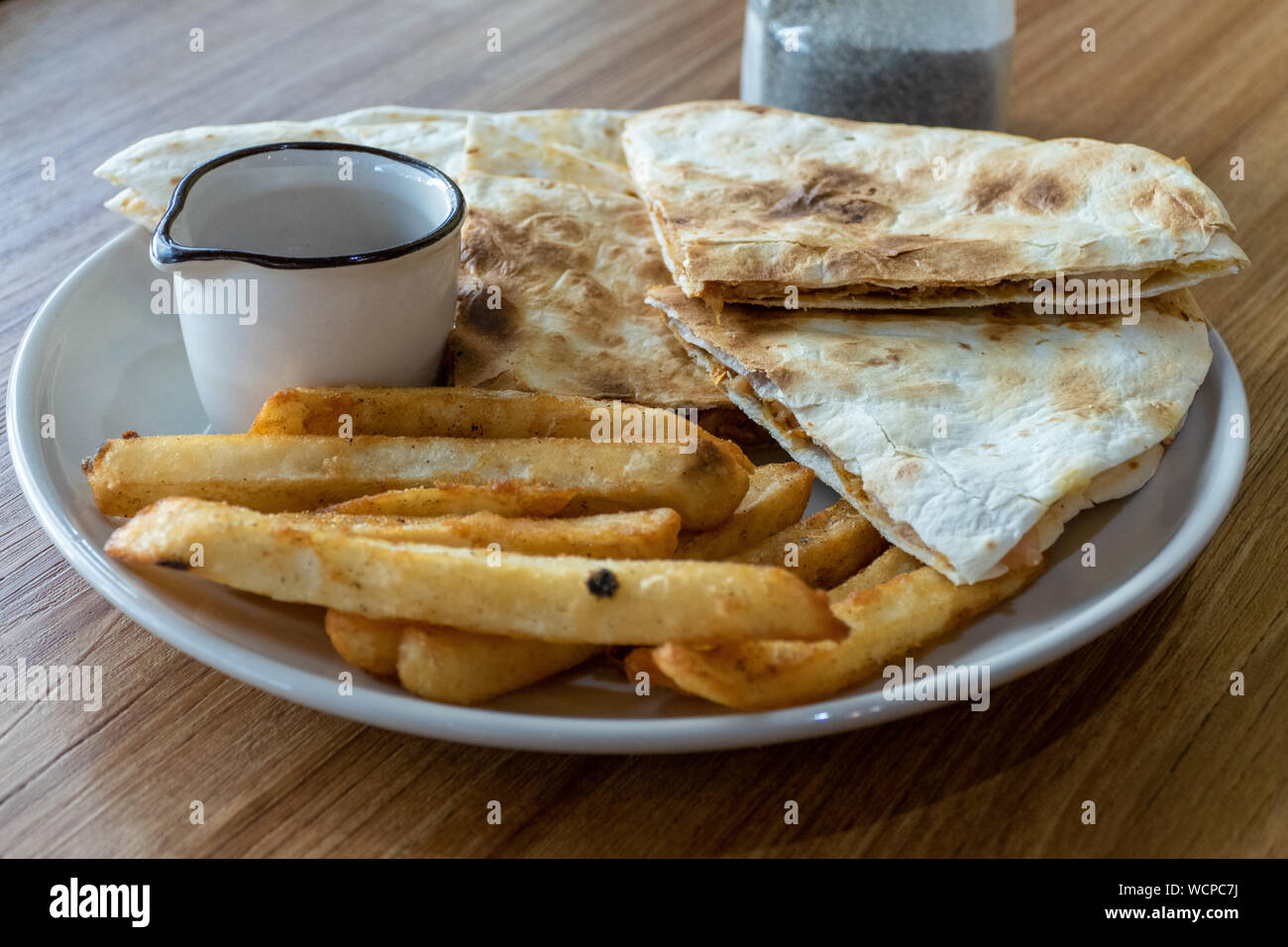 Quesadilla mit Pommes frites Stockfoto