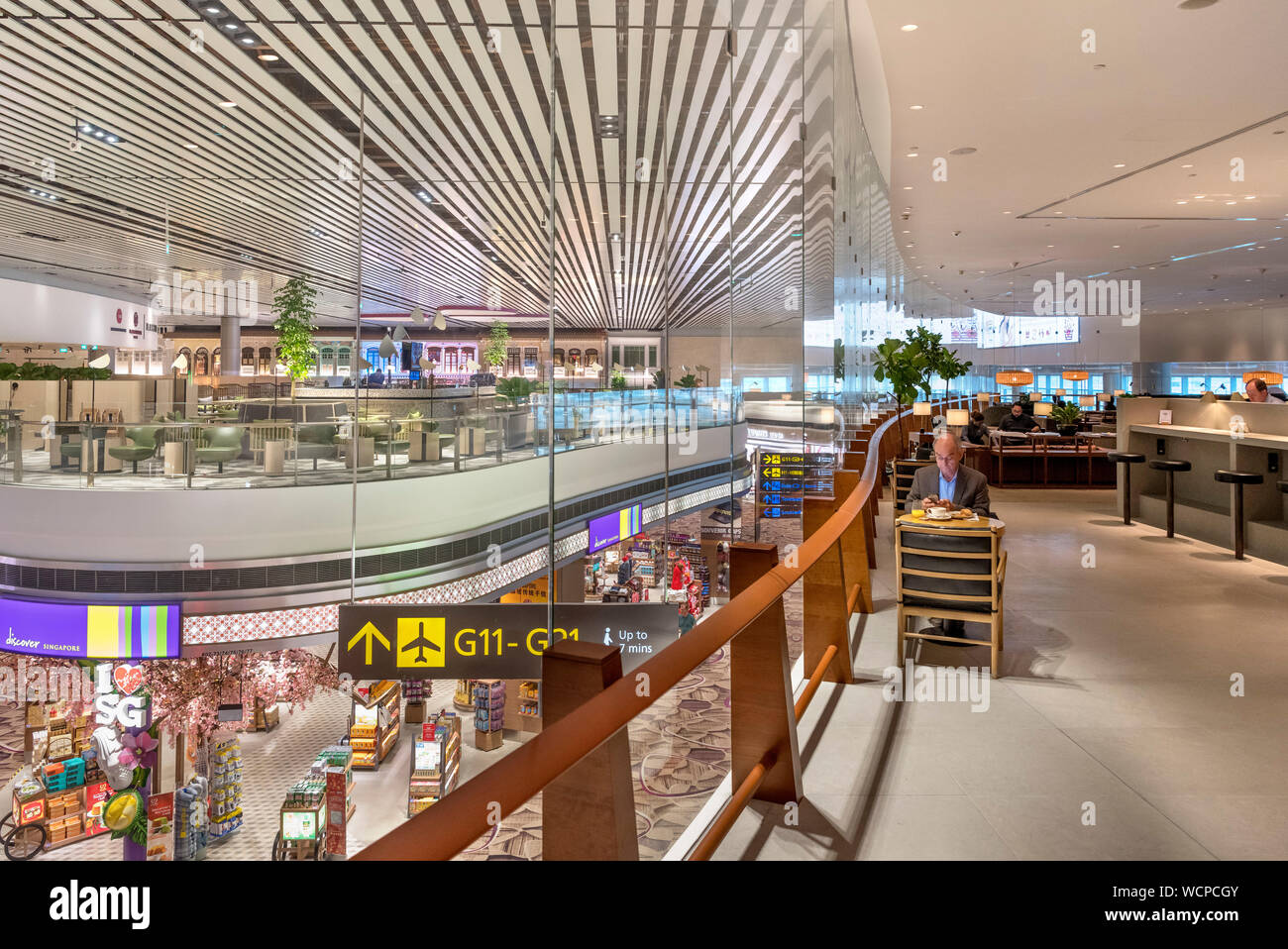 Geschäfte in der Abflughalle gesehen von der Terrasse der Cathay Pacific Business Lounge, Changi Airport, Singapur Stockfoto