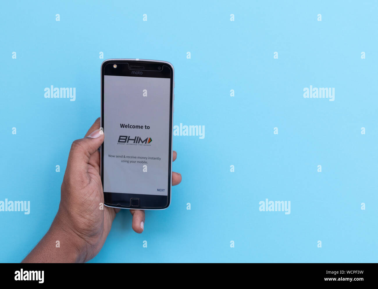 Maski, Indien 25, August 2019: Hände mit BHIM oder Bharat Schnittstelle für Geld app ist ein Digital Wallet von der indischen Regierung laden auf dem Mobiltelefon Stockfoto