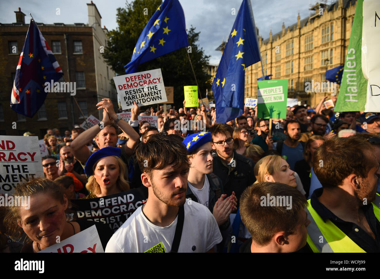 Demonstranten vor dem Parlamentsgebäude, London, gegen Premierminister Boris Johnson zu demonstrieren vorübergehend die Schließung der Commons ab der zweiten Woche von September bis Oktober 14 Wenn es wird Queen's Speech, eine neue Sitzung des Parlaments zu öffnen. Stockfoto
