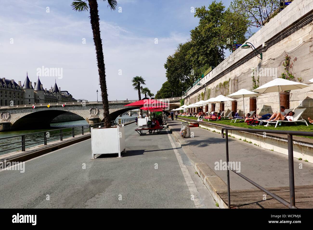 Menschen entspannen im Schatten der Sonnenschirme am Ufer der Seine, Paris Plage, Paris, Frankreich Stockfoto