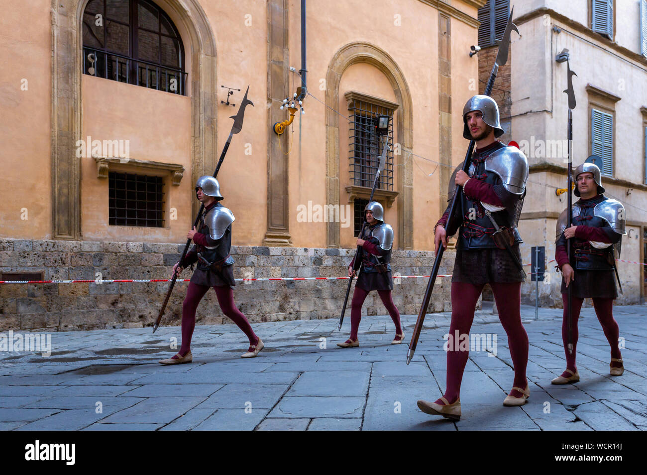 Die Teilnehmer in der historischen Parade, die bereits vor dem Palio zu Fuß durch die Straßen von Siena, Toskana, Italien Stockfoto