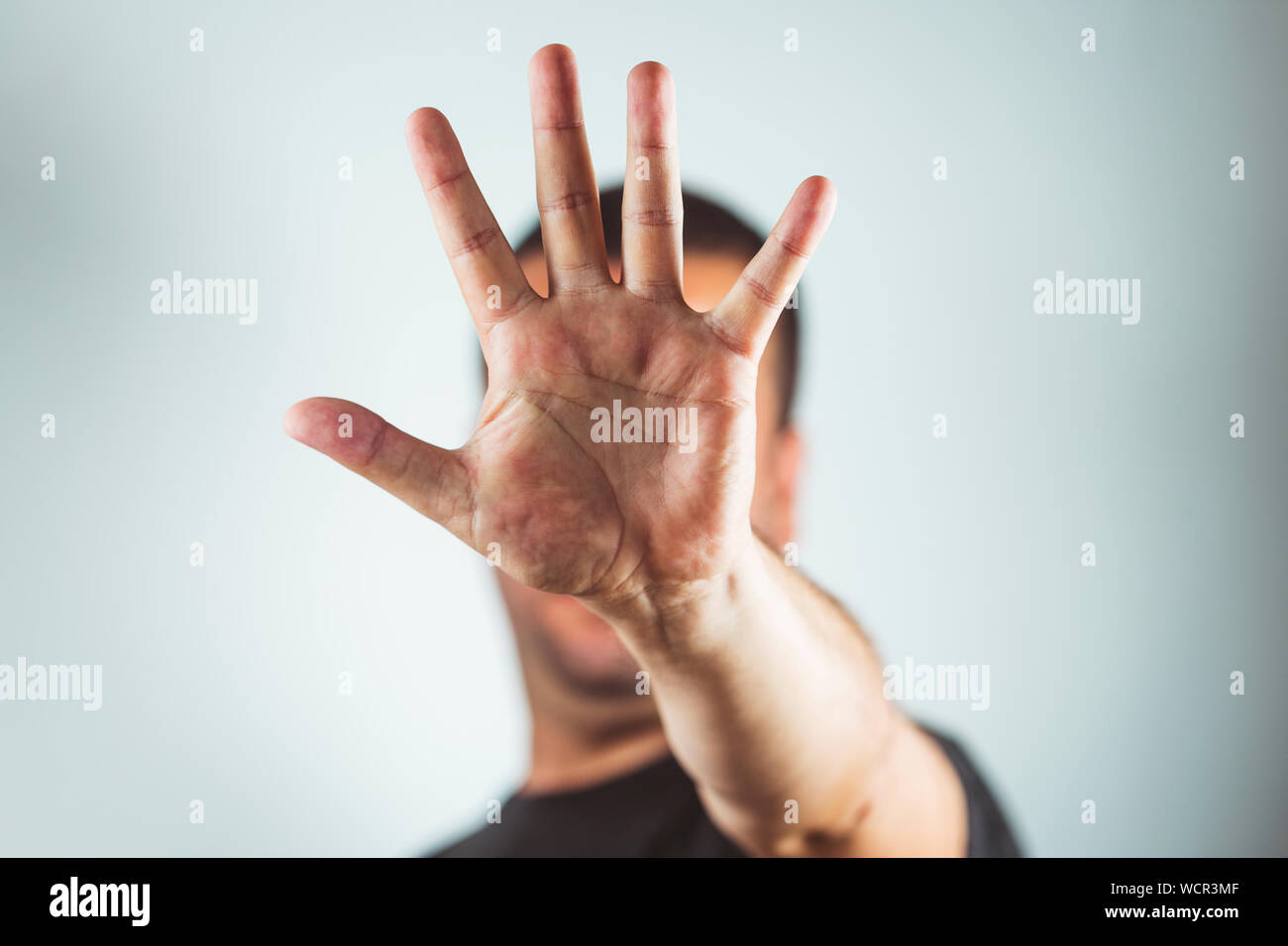 Mann, Hände und Palm Linien - Junge Mann, stop Geste mit seiner Hand-Konzept der Stop, Stärke Stockfoto