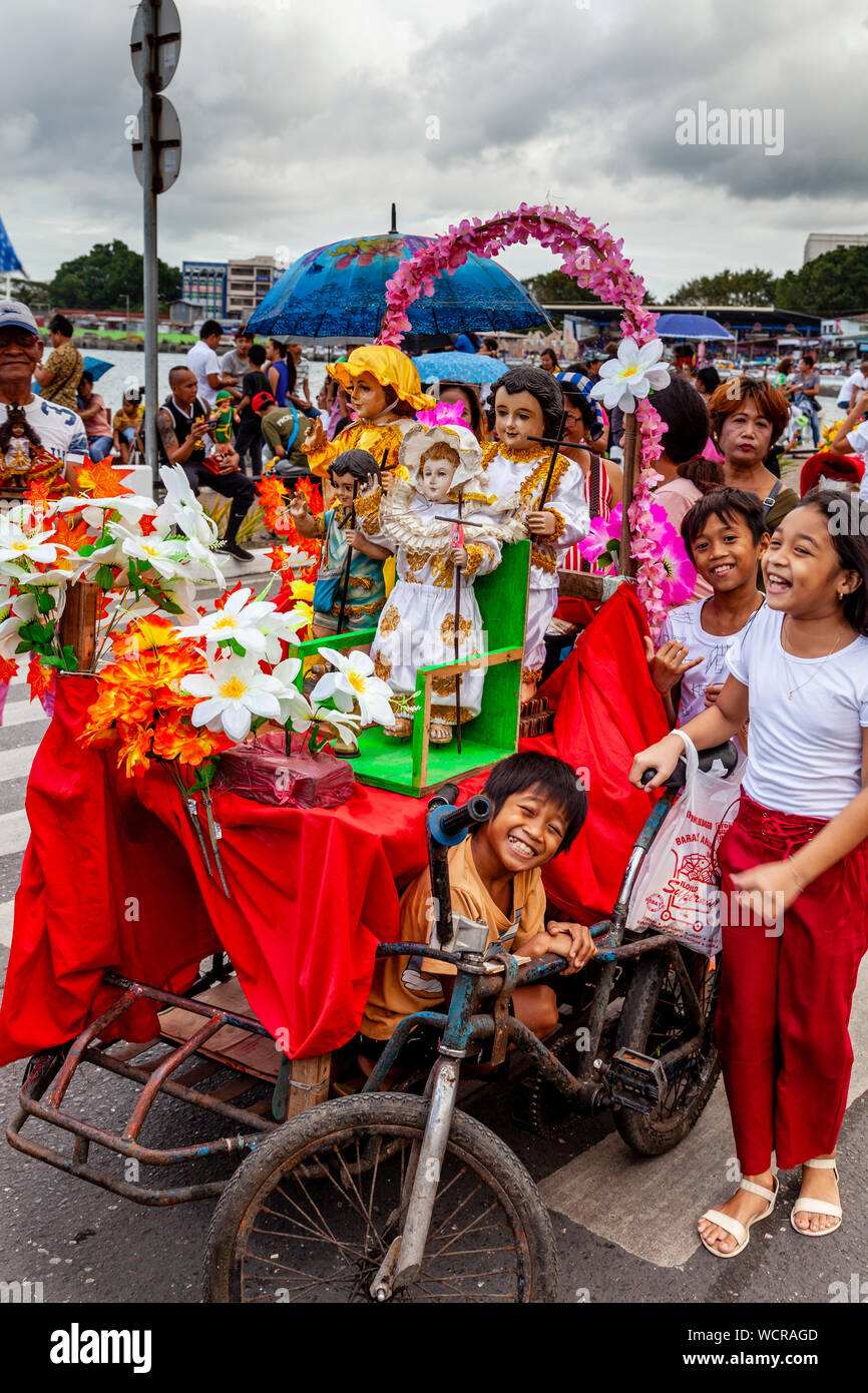 Die FLUVIALE Prozession, Dinagyang Festival, Iloilo City, Panay Island, Philippinen. Stockfoto