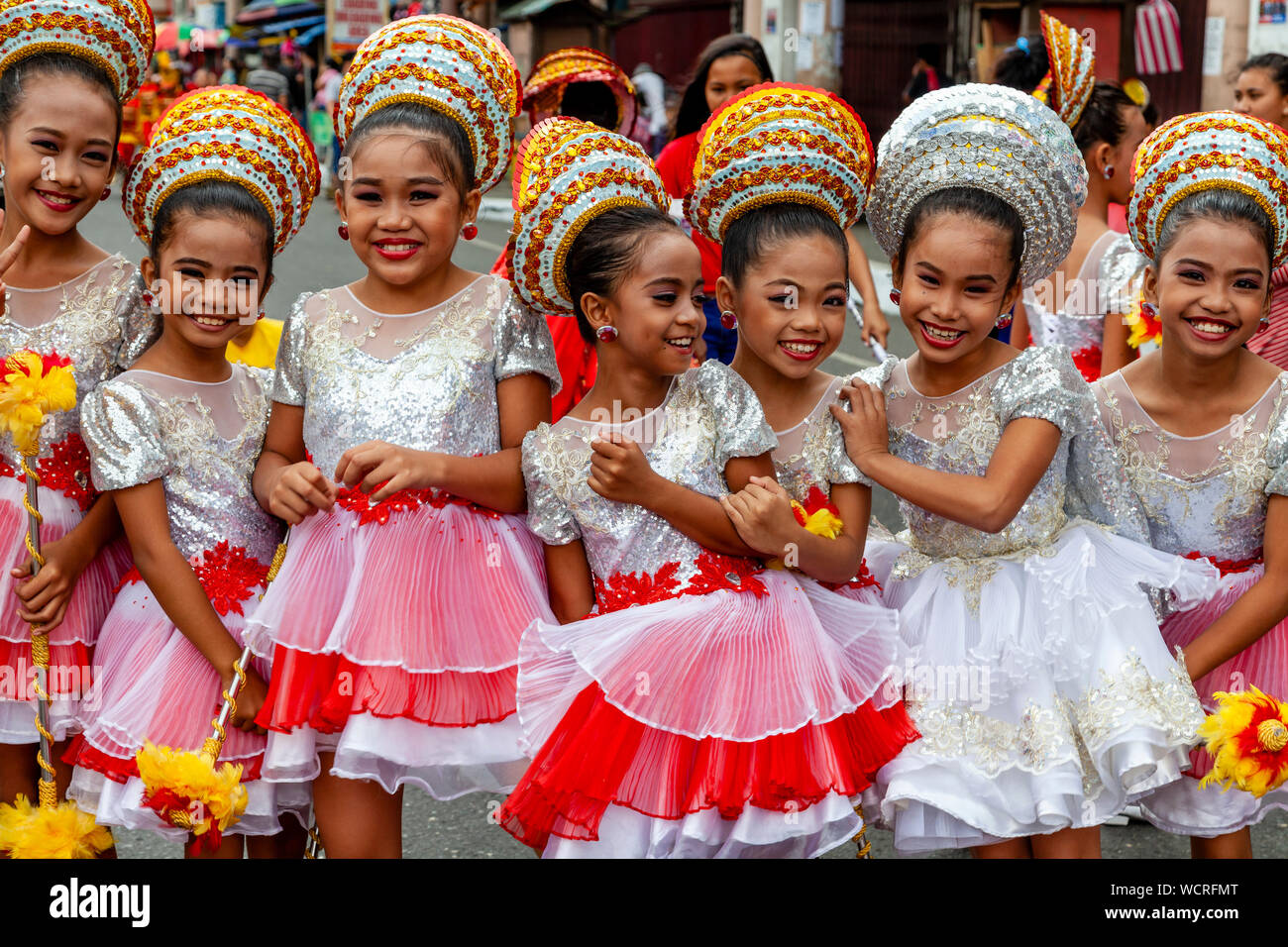 Primarschulkinder posieren für ein Foto während der TAMBOR Trumpa Martsa Musika (Drum & Bugle) Contest, Dinagyang Festival, Iloilo, auf den Philippinen. Stockfoto