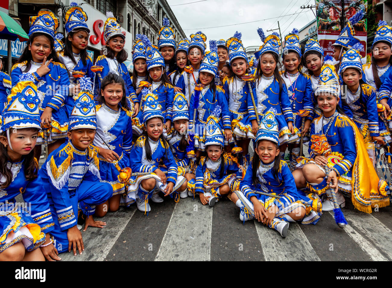 Primarschulkinder posieren für ein Foto während der TAMBOR Trumpa Martsa Musika (Drum & Bugle) Contest, Dinagyang Festival, Iloilo, auf den Philippinen. Stockfoto