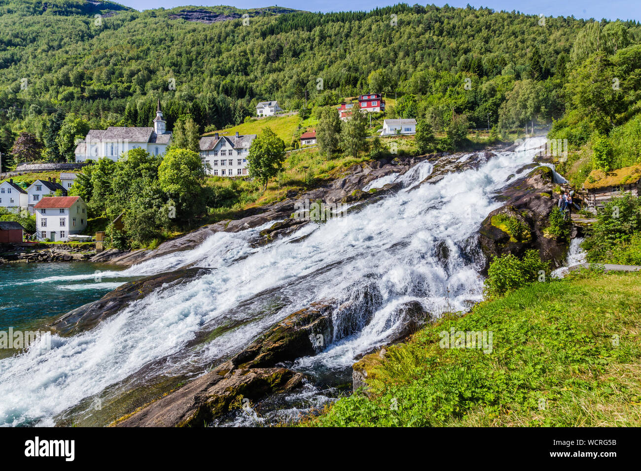 Panorama des kleinen Dorfes Hellesylt mit Hellesyltfossen Wasserfall entlang der Geiranger Fjord in Mehr og Romsdal County in Norwegen Stockfoto