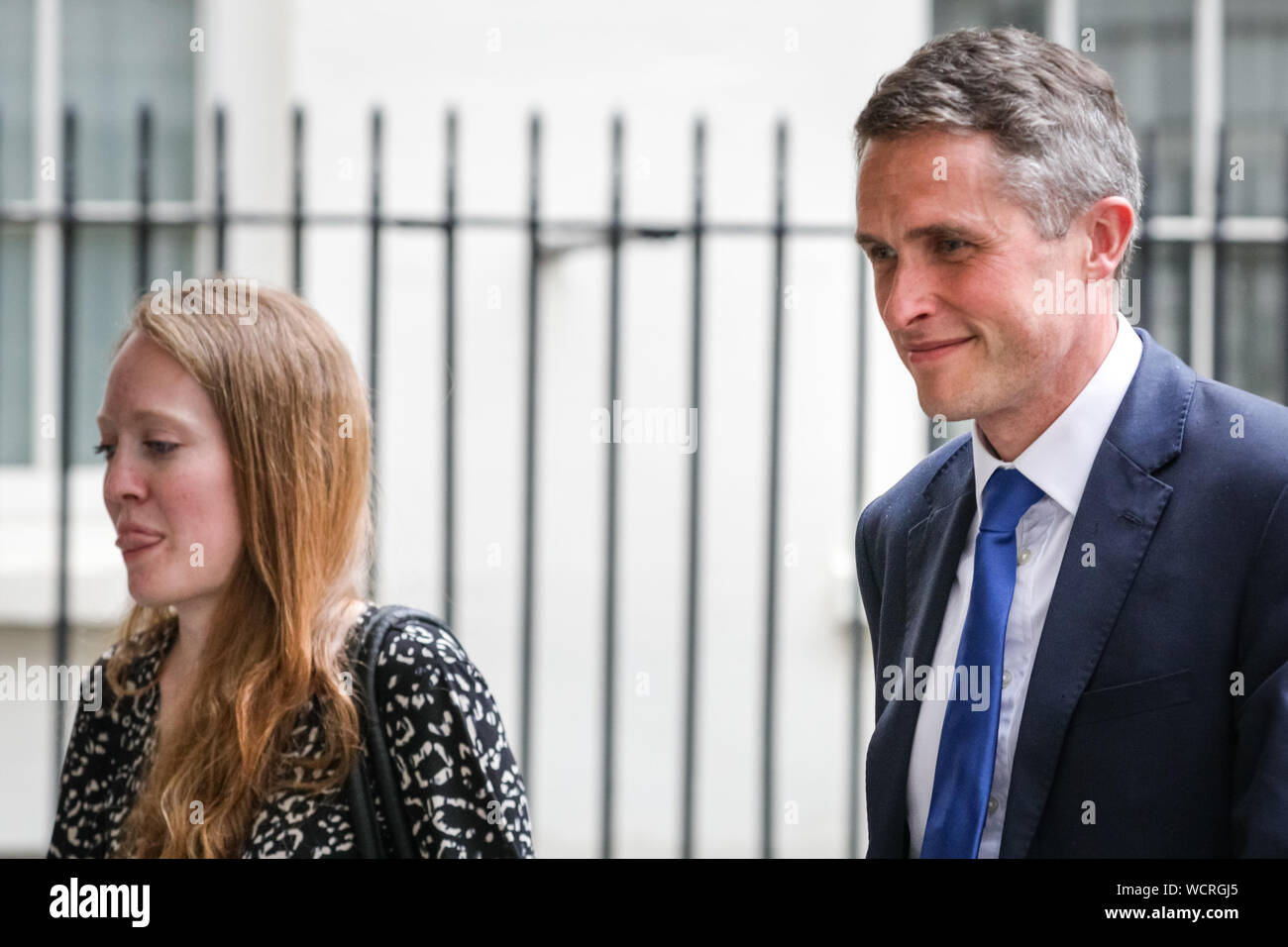 Westminster, London, 28. August 2019. Staatssekretär für Bildung Gavin Williamson Posen für Fotos und Chats für Besucher außerhalb Nr. 10 in der Downing Street. Lehrer, Studenten und andere Bildung Besucher ging zu Nr. 10 für ein Treffen auf "Mädchen im Bildungswesen". Credit: Imageplotter/Alamy leben Nachrichten Stockfoto