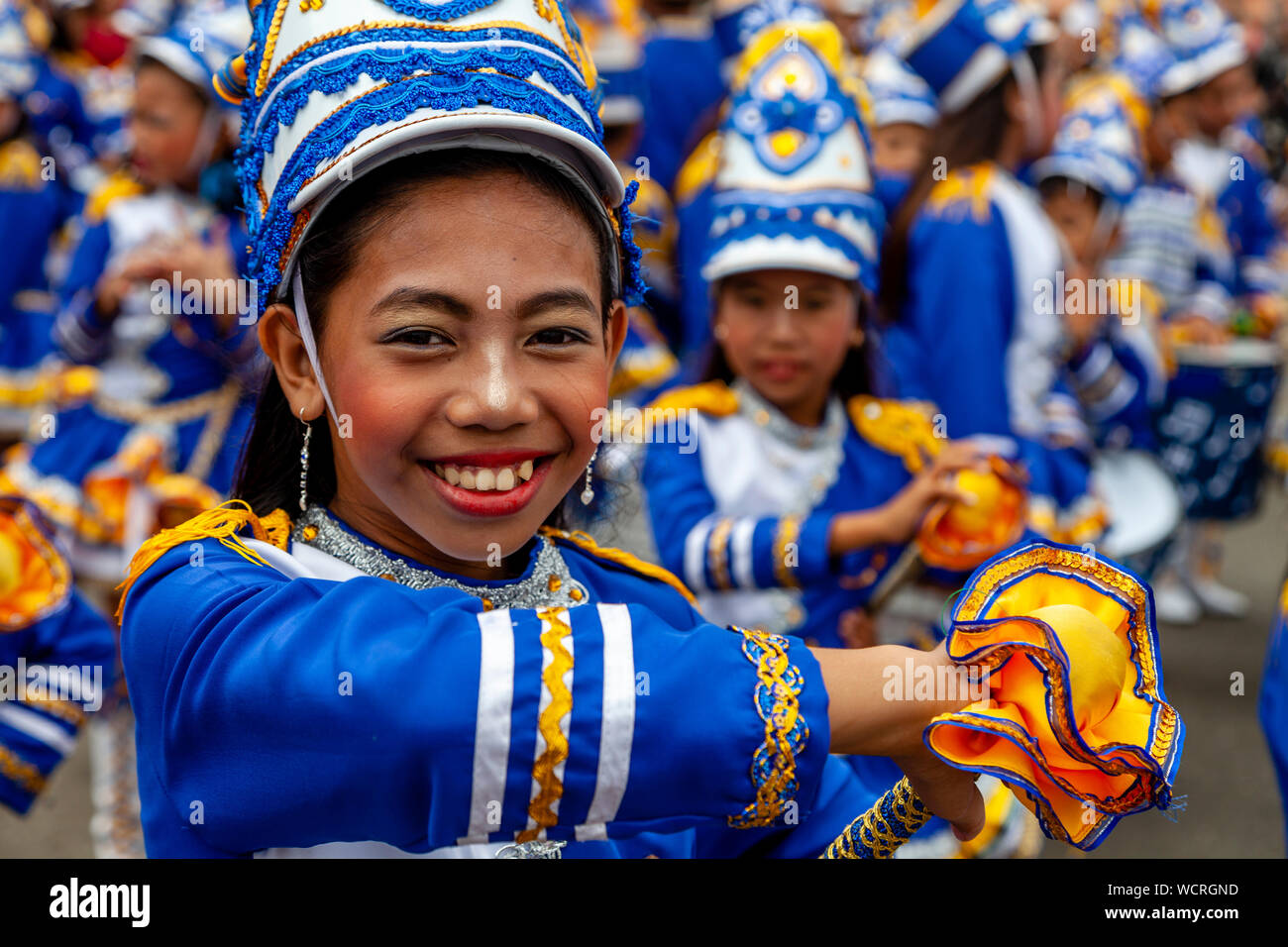 Lokale Grundschulen konkurrieren in der Tambor Trumpa Martsa Musika (Drum & Bugle Corps) Contest, Dinagyang Festival, Iloilo, auf den Philippinen. Stockfoto